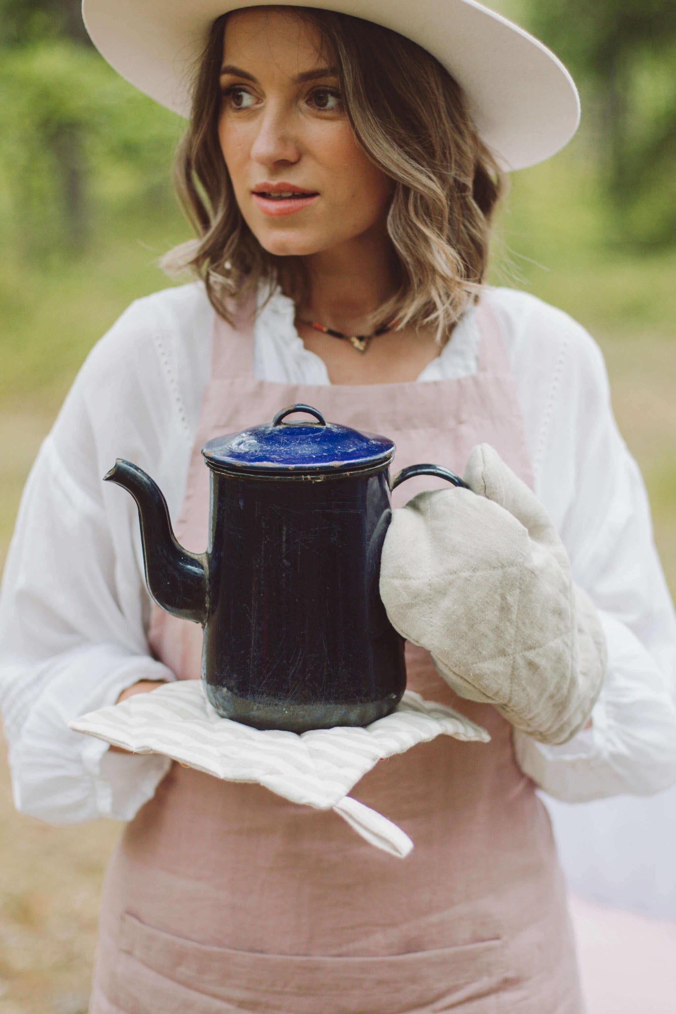 The Timeless Appeal of Linen Aprons: A Must-Have for Every Kitchen