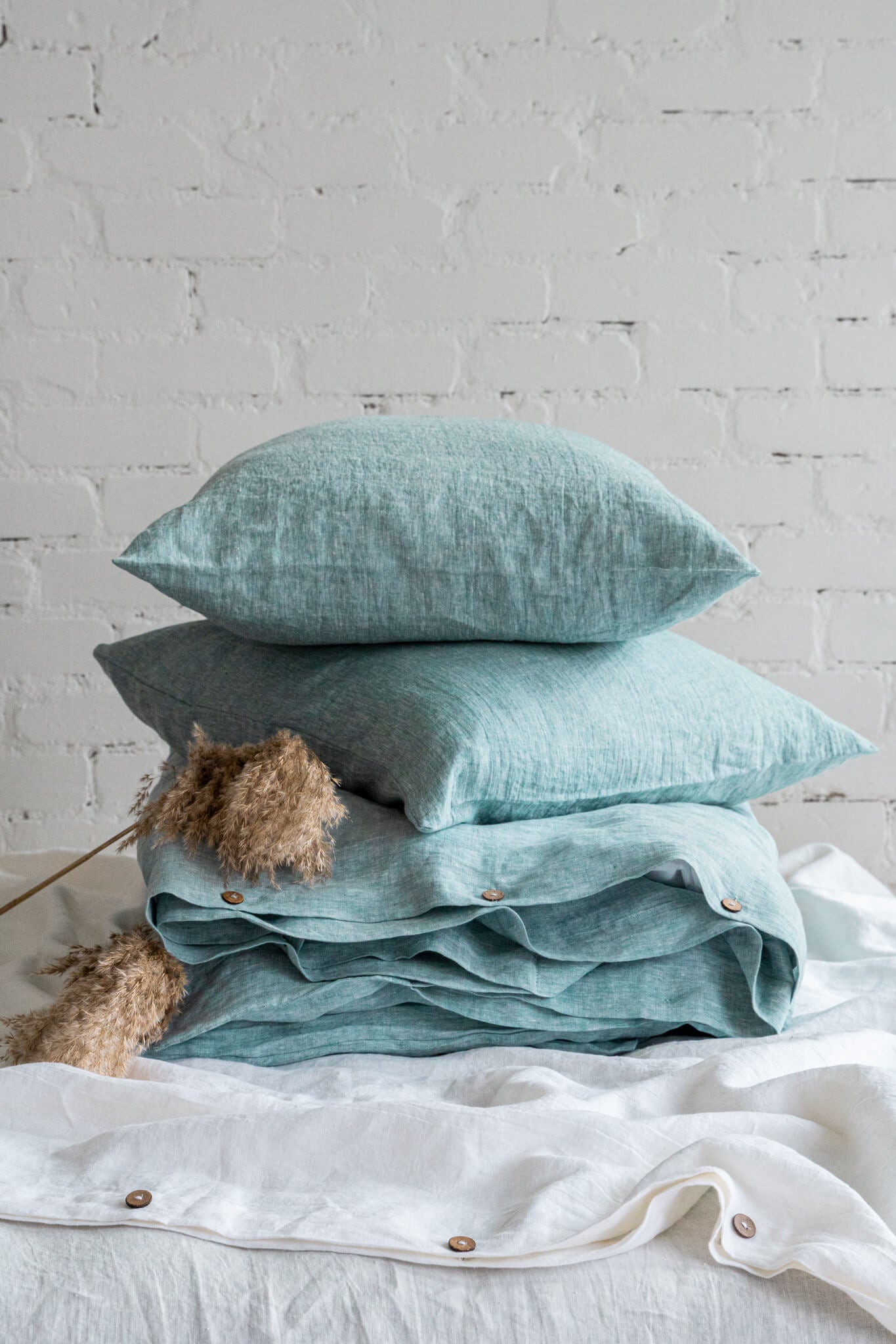 Linen bedding set in Melange Green: linen duvet cover + 2 linen pillowcases